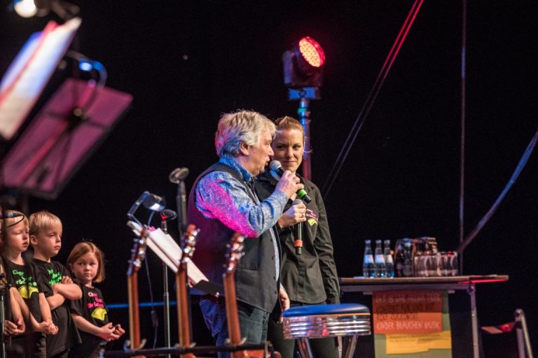 Rolf Zuckowski mit Julia Reidenbach auf der Bühne zum Jubiläumskonzert in Trier