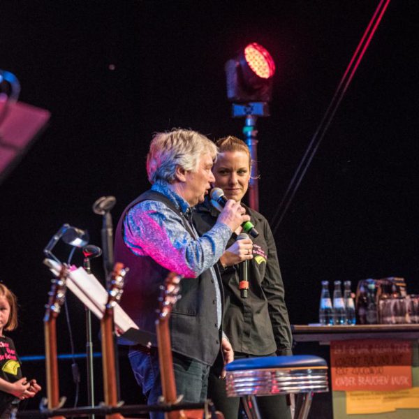 Rolf Zuckowski mit Julia Reidenbach auf der Bühne zum Jubiläumskonzert in Trier